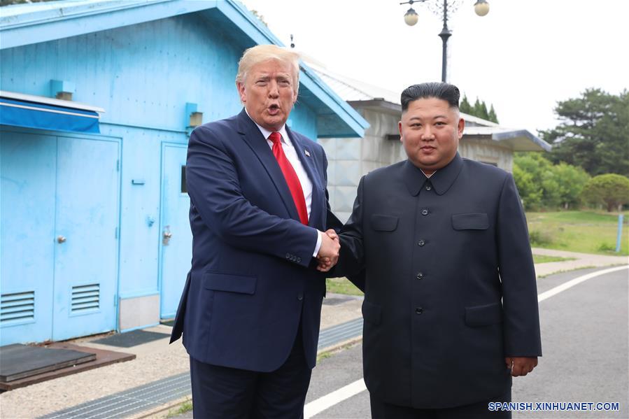 El presidente de Estados Unidos, Donald Trump, se reúne con Kim Jong Un, máximo líder de la República Popular Democrática de Corea (RPDC), en la aldea fronteriza intercoreana de Panmunjom, el 30 de junio de 2019.(Xinhua/NEWSIS)