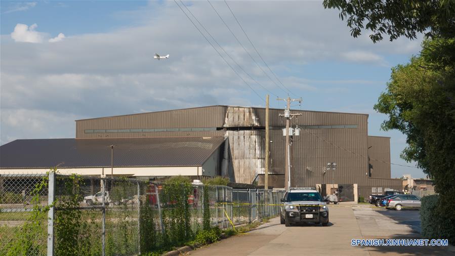 Vista de un hangar dañado después de un accidente de un avión en el Aeropuerto de Addison, a 25 kilómetros al norte del centro de Dallas, Estados Unidos, el 1 de julio de 2019. Diez personas murieron luego de que un pequeño avión se estrelló la mañana del lunes cerca de Dallas, Texas. El avión bimotor acababa de despegar cuando se estrelló en el hangar. El incendio destruyó el avión. (Xinhua/Dan Tian)