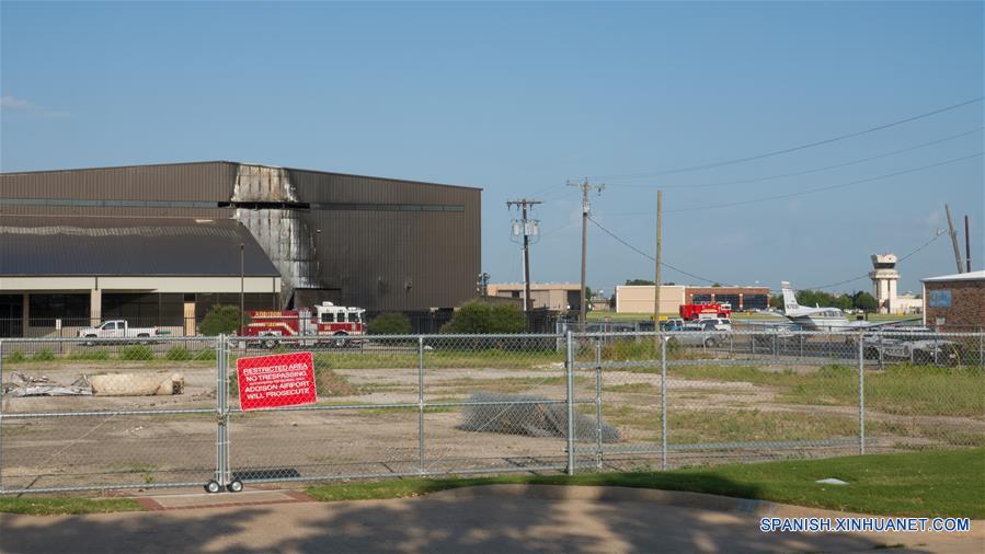 Vista de un hangar dañado después de un accidente de un avión en el Aeropuerto de Addison, a 25 kilómetros al norte del centro de Dallas, Estados Unidos, el 1 de julio de 2019. Diez personas murieron luego de que un pequeño avión se estrelló la mañana del lunes cerca de Dallas, Texas. El avión bimotor acababa de despegar cuando se estrelló en el hangar. El incendio destruyó el avión. (Xinhua/Dan Tian)