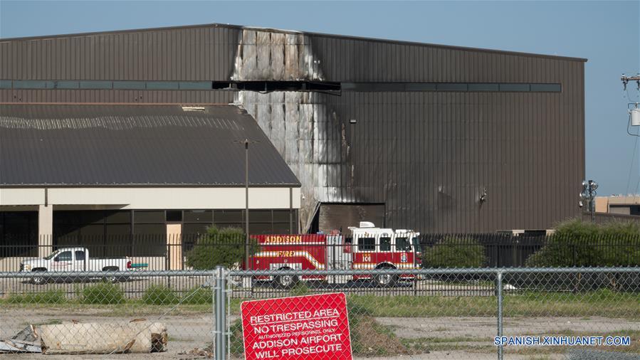 Vista de un hangar dañado después de un accidente de un avión en el Aeropuerto de Addison, a 25 kilómetros al norte del centro de Dallas, Estados Unidos, el 1 de julio de 2019. Diez personas murieron luego de que un pequeño avión se estrelló la mañana del lunes cerca de Dallas, Texas. El avión bimotor acababa de despegar cuando se estrelló en el hangar. El incendio destruyó el avión. (Xinhua/Dan Tian)