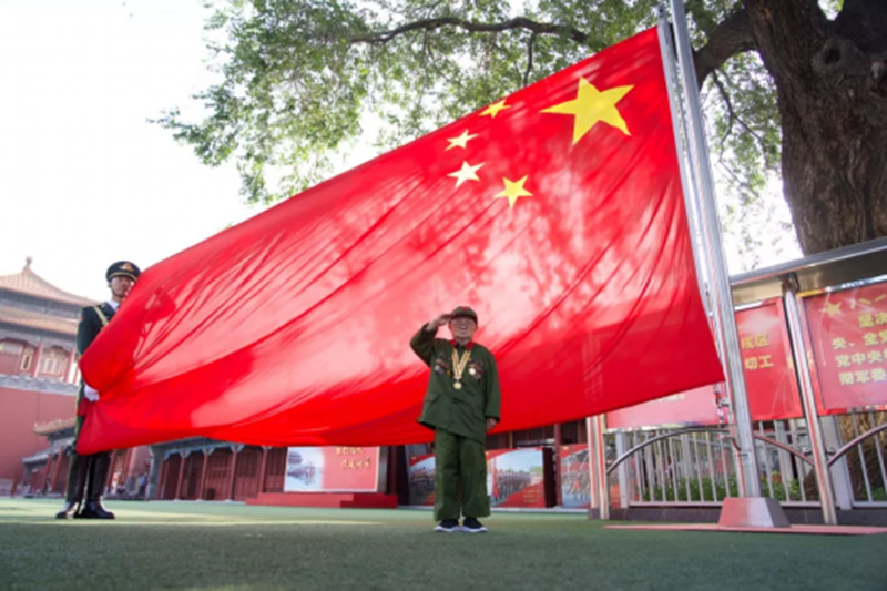 El beso emocionante de un veterano de 94 años en Tiananmen