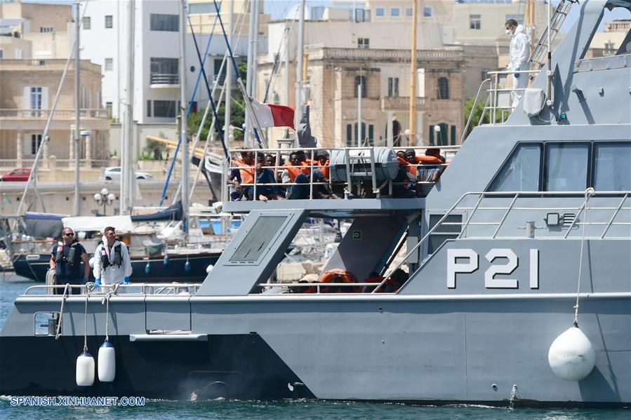 FLORIANA, 7 julio, 2019 (Xinhua) -- Migrantes rescatados reaccionan en la cubierta del bote patrulla P21 de las Fuerzas Armadas de Malta en Floriana, Malta, el 7 de julio de 2019. De acuerdo con información de la prensa local, un grupo de 58 migrantes fue rescatado por las Fuerzas Armadas de Malta el domingo por la mañana. (Xinhua/Jonathan Borg)