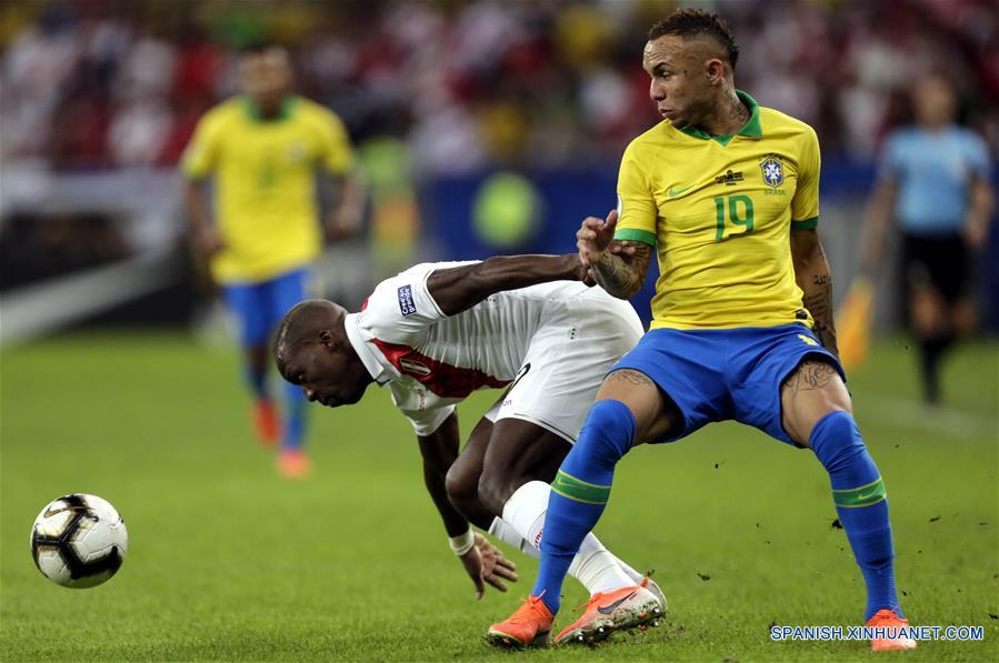 RIO DE JANEIRO, 7 julio, 2019 (Xinhua) -- El jugador Everton (d), de Brasil, disputa el balón con Carlos Caceda (i), de Perú, durante el partido correspondiente a la final de la Copa América 2019, celebrado en el Estadio Maracaná, en Río de Janeiro, Brasil, el 7 de julio de 2019. (Xinhua/Francisco Cañedo)