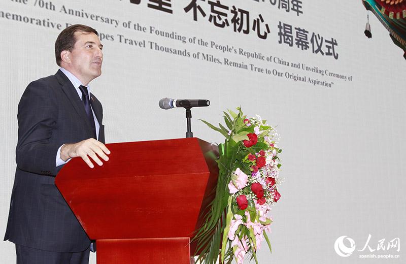 Fernando Lugris, embajador de Uruguay en China, interviene durante la ceremonia de los sobres postales conmemorativos por el 70º aniversario de la fundación de la República Popular China, Beijing, 6 de julio del 2019. (Foto: YAC)