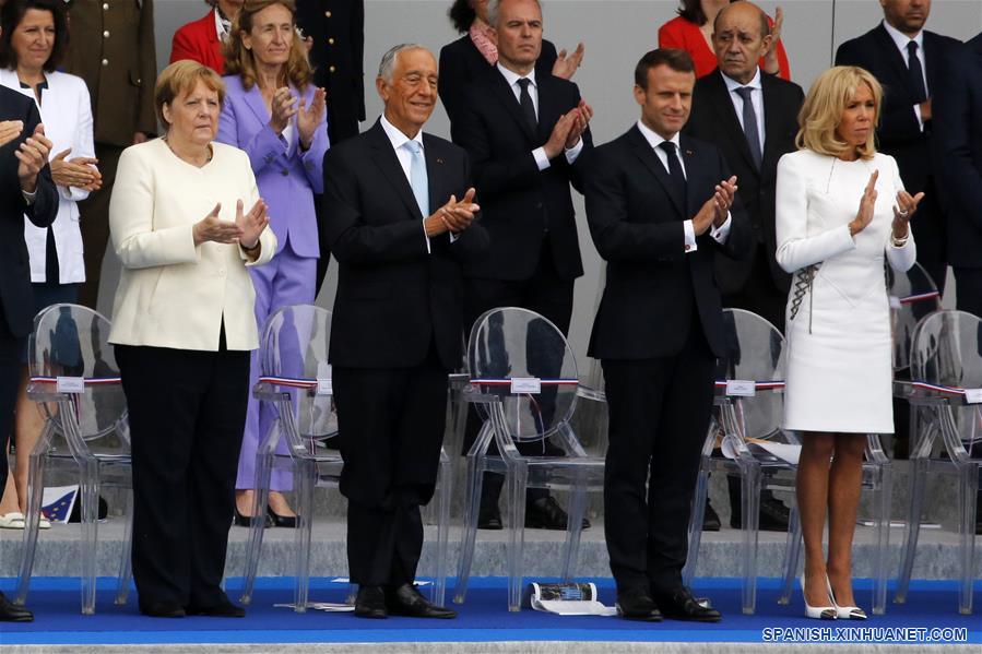 El presidente francés, Emmanuel Macron (2-d), su homólogo de Portugal, Marcelo Rebelo de Sousa (2-i), y la canciller alemana, Angela Merkel (i), asisten al desfile militar anual del Día de la Bastilla, en París, Francia, el 14 de julio de 2019. (Xinhua/Jack Chan)