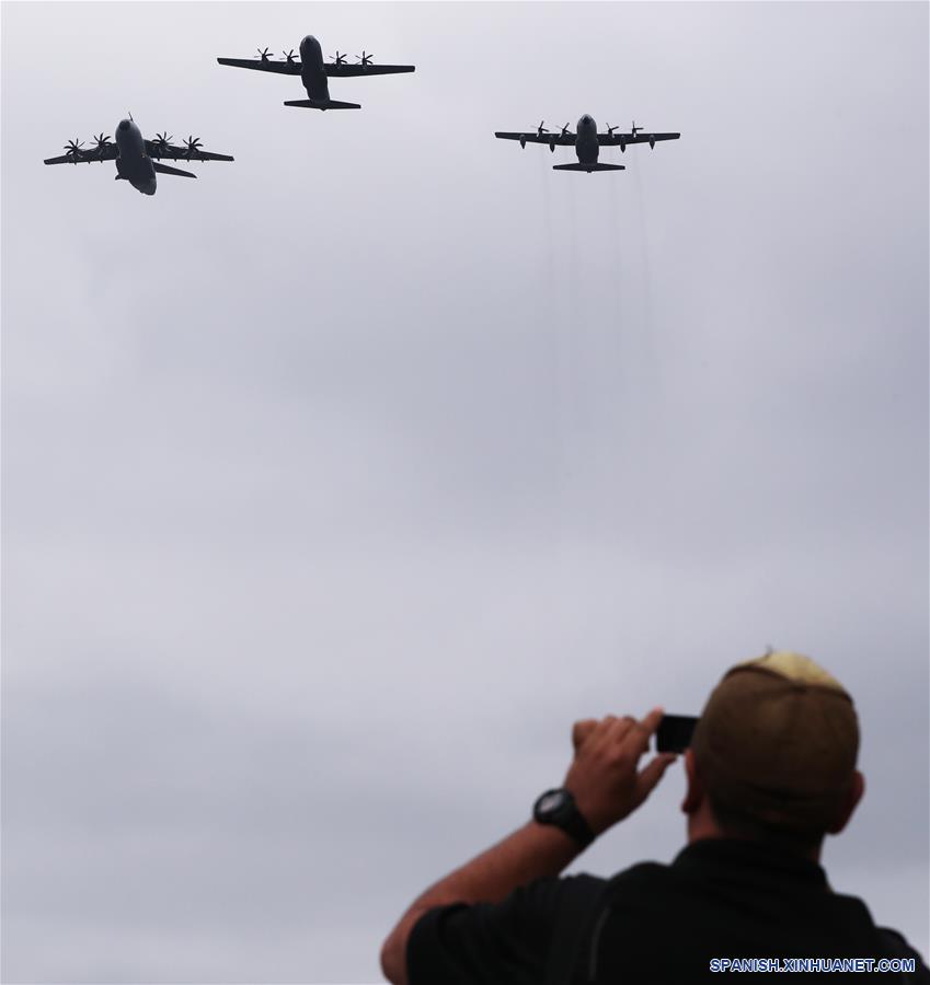 PARIS, 14 julio, 2019 (Xinhua) -- Un hombre toma fotos de los aviones militares franceses durante el desfile militar anual del Día de la Bastilla en París, Francia, el 14 de julio de 2019. (Xinhua/Gao Jing)