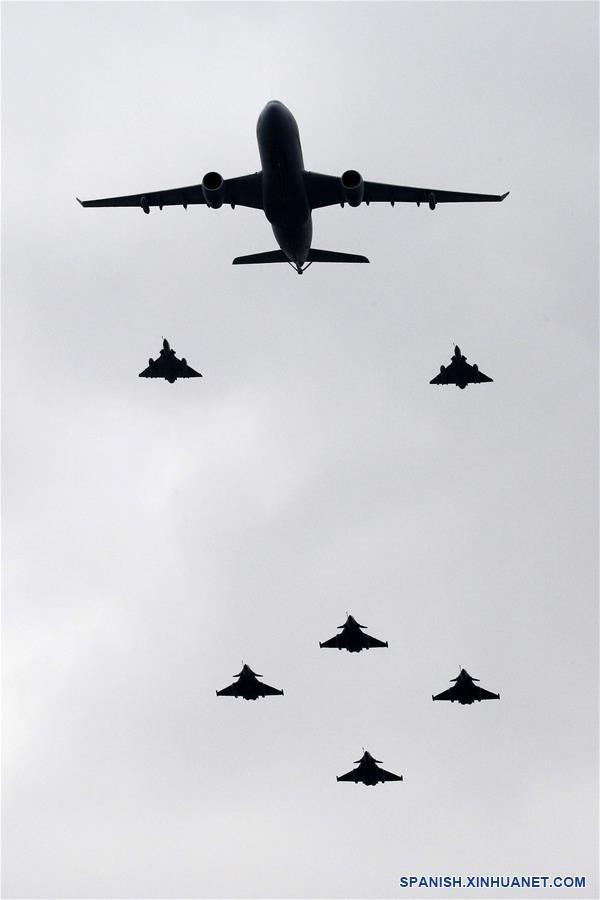 PARIS, 14 julio, 2019 (Xinhua) -- Aeronaves de la fuerza aérea francesa participan durante el desfile militar anual del Día de la Bastilla, en París, Francia, el 14 de julio de 2019. (Xinhua/Jack Chan)