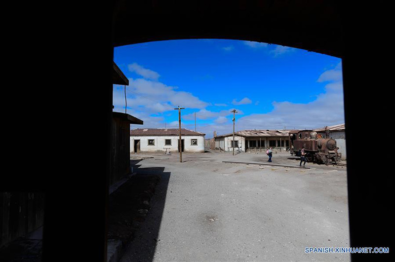 Imagen del 24 de julio de 2019 de turistas recorriendo la oficina salitrera Santiago Humberstone, en la comuna de Pozo Almonte de la provincia del Tamarugal, en la región de Tarapacá, Chile. Construidas en medio del desierto chileno de Atacama, el más árido del mundo, las oficinas salitreras de Santiago Humberstone y Santa Laura celebran hoy en día haber dejado la Lista del Patrimonio Mundial en Peligro de la Organización de las Naciones Unidas para la Educación, la Ciencia y la Cultura (UNESCO, por sus siglas en inglés), en la que estuvieron durante 14 años. (Xinhua/Jorge Villegas)