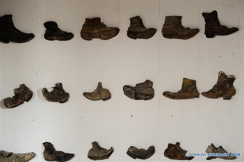 Imagen del 24 de julio de 2019 de zapatos siendo exhibidos en el museo de la oficina salitrera Santiago Humberstone, en la comuna de Pozo Almonte de la provincia del Tamarugal, en la región de Tarapacá, Chile. Construidas en medio del desierto chileno de Atacama, el más árido del mundo, las oficinas salitreras de Santiago Humberstone y Santa Laura celebran hoy en día haber dejado la Lista del Patrimonio Mundial en Peligro de la Organización de las Naciones Unidas para la Educación, la Ciencia y la Cultura (UNESCO, por sus siglas en inglés), en la que estuvieron durante 14 años. (Xinhua/Jorge Villegas)