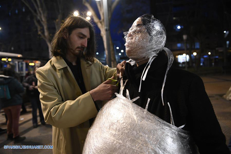 MONTEVIDEO, 30 julio, 2019 (Xinhua) -- Personas realizan una presentación en el Festival de Arte Activista Latinoamericano "AHORA", en la plaza Cagancha, en Montevideo, capital de Uruguay, el 30 de julio de 2019. De acuerdo con información de la prensa local, "AHORA" es un festival independiente que pretende ocupar las calles, los espacios públicos y medios de transporte con arte activista latinoamericano. (Xinhua/Nicolás Celaya)