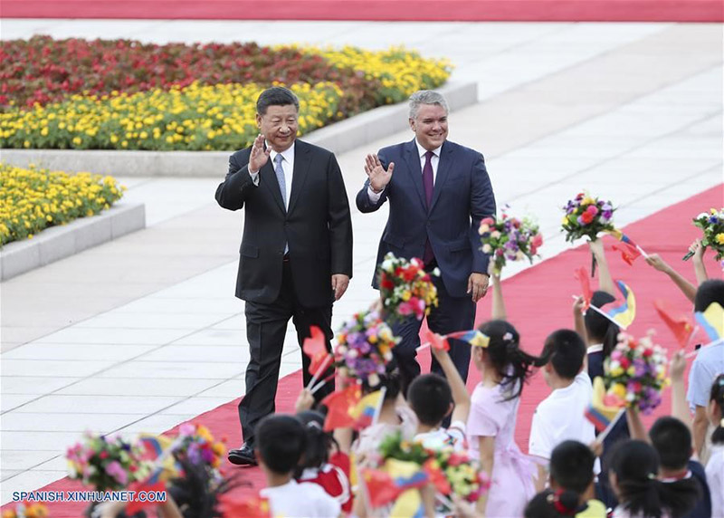 El presidente chino, Xi Jinping (i), ofrece una ceremonia de bienvenida para el presidente de Colombia, Iván Duque Márquez, previo a sus conversaciones en el Gran Palacio del Pueblo en Beijing, capital de China, el 31 de julio de 2019. (Xinhua/Ding Haitao)