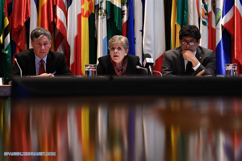 La secretaria ejecutiva de la Comisión Económica para América Latina y el Caribe (CEPAL), Alicia Bárcena (c), participa durante la presentación del Estudio Económico de América Latina y el Caribe 2019, en la sede de la CEPAL, en Santiago, capital de Chile, el 31 de julio de 2019. La CEPAL proyectó el miércoles un crecimiento en la región de 0,5 por ciento en 2019, cifra inferior al 0,9 por ciento que registró en 2018. (Xinhua/Jorge Villegas)