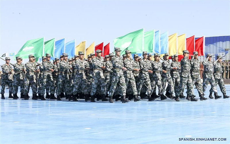 XINJIANG, 3 agosto, 2019 (Xinhua) -- Soldados chinos marchan durante la ceremonia de apertura para los concursos organizados por China como parte de los Juegos Militares Internacionales 2019, en Korla, en la Región Autónoms Uygur de Xinjiang, en el noroeste de China, el 3 de agosto de 2019. La ceremonia de apertura para los concursos organizados por China como parte de los Juegos Militares Internacionales 2019 se celebró el sábado en Korla, en la Región Autónoma Uygur de Xinjiang, en el noroeste de China. El ejército chino acogerá cuatro concursos en áreas como vehículos de combate de infantería y reparación de armas. Los equipos de 12 países de Asia, Europa, Africa y Sudamérica participarán en las competiciones. (Xinhua/Liu Xiaodong) (jg) (rtg)