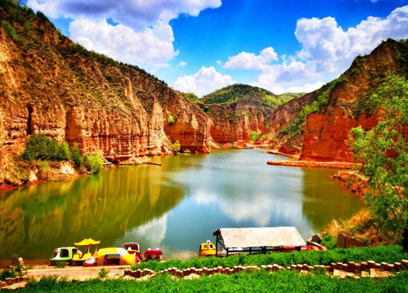 En el Geoparque de Tierra Roja de Heimapo, Liulin, provincia de Shanxi, hay un lago rodeado de magníficos acantilados.  [Foto: Wang Fengyun/chinadaily.com.cn]