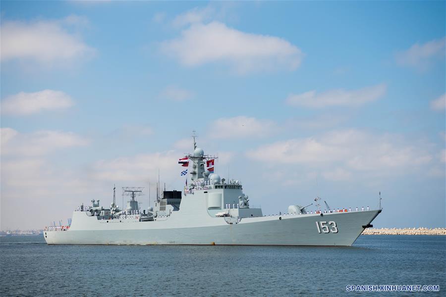 El destructor de misiles chino Xi'an de la 32 flota de escolta naval china navega cerca de Alejandría, en Egipto, el 16 de agosto de 2019. El destructor de misiles chino Xi'an de la 32 flota de escolta naval china llegó el viernes a la Base Naval egipcia del puerto de Alejandría para una escala técnica de cuatro días. (Xinhua/Wu Huiwo)