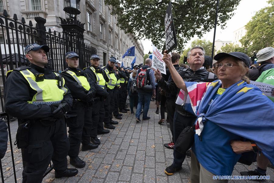 RESUMEN: Miles se reúnen en todo Reino Unido para protestar por suspensión de Parlamento