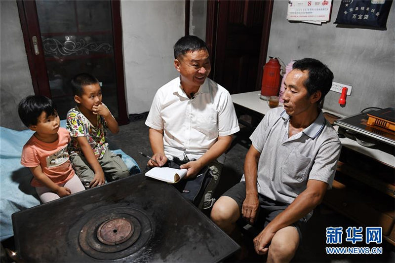Wu Guoxian (segundo a la derecha) habla con un padre de uno de sus estudiantes durante una visita a domicilio, el 26 de agosto de 2019. [Foto / Xinhua]