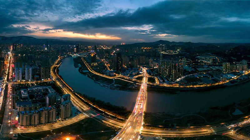 Fotografía aérea de la calle Riverside en Lanzhou, provincia de Gansu. [Foto: proporcionada a chinadaily.com.cn]