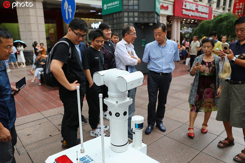 El nuevo robot patrullero 5G debuta en Shanghai