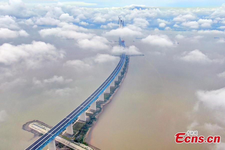 Gran puente ferroviario se construye sobre el río Yangtze