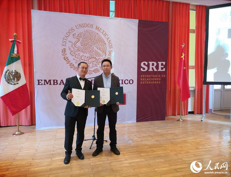 Fu Yongkang y Li Huizhou, ganadores de la Bienal Internacional del Cartel de México [Foto: Wang Weiyang/ Pueblo en línea]