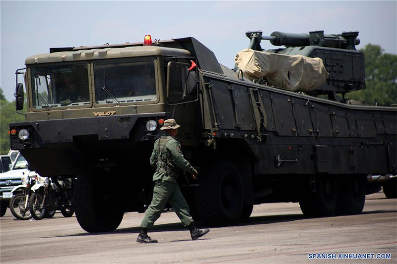 TACHIRA, 10 septiembre, 2019 (Xinhua) -- Un soldado camina frente a un vehículo militar en el Aeropuerto Nacional Francisco García de Hevia, en la localidad de La Fría, en el estado de Táchira, Venezuela, el 10 de septiembre de 2019. El presidente venezolano Nicolás Maduro confirmó la noche del martes que, tal como estaba previsto, hoy iniciaron en su país los ejercicios militares en la frontera colombo-venezolana y destacó que la fuerza armada de su país aplica un sistema defensivo sin renunciar a la ofensiva. (Xinhua/Str)