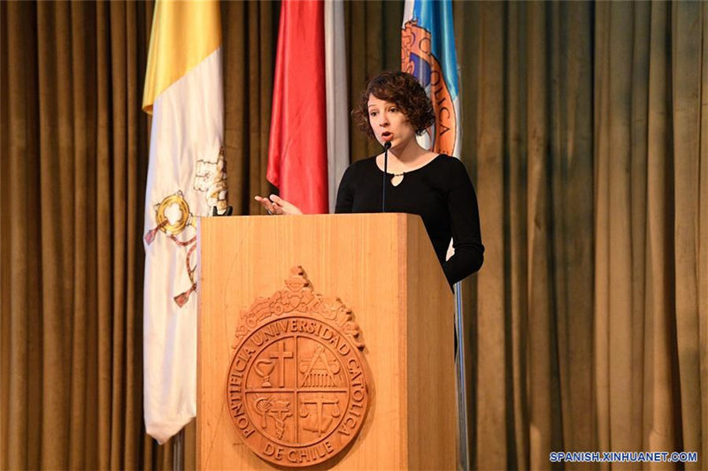 La investigadora del Centro de Estudios Asiáticos de la Universidad Católica de Chile y académica de esa institución, Nicole Jenne, habla durante el seminario "China y America Latina: una mirada actual", en la Casa Central de la Universidad Católica de Chile, en la ciudad de Santiago, capital de Chile, el 10 de septiembre de 2019. El seminario buscó generar una reflexión para abordar las relaciones entre América Latina y China en los ángulos políticos, económicos y de seguridad, de acuerdo con los organizadores. (Xinhua/Jorge Villegas)