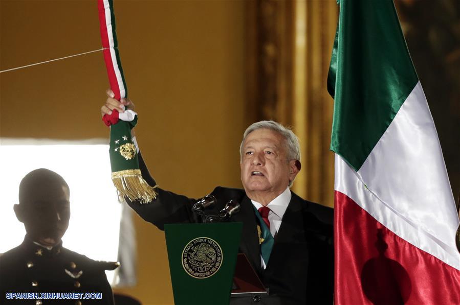 El presidente de México, Andrés Manuel López Obrador, participa durante la ceremonia del Grito de Independencia, en el marco de la conmemoración del 209 aniversario del inicio de la Independencia de México, en Palacio Nacional, en la Ciudad de México, capital de México, el 15 de septiembre de 2019. (Xinhua/Francisco Cañedo)