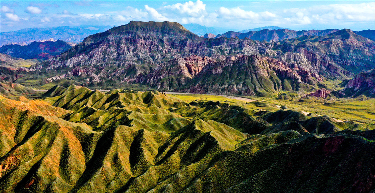 Foto aérea tomada el lunes en el Parque Geológico Alien Valley, después de la lluvia. Sunan, Zhangye, provincia de Gansu. [Foto: Wang Jiang / Chinadaily.com.cn]