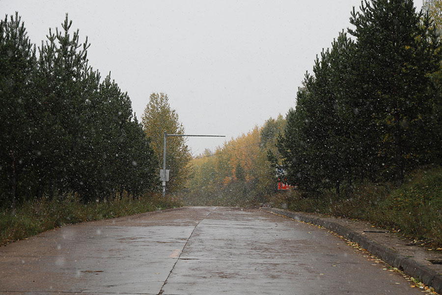 Mohe, ciudad ubicada en la provincia de Heilongjiang, recibió este domingo una nevada temprana, la primera de la estación, unos 25 días antes que el año pasado. [Foto: Wang Jingyang/ Chinadaily.com.cn]