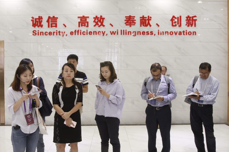 Como parte del primer seminario internacional de la Alianza de Medios de Comunicación de La Franja y La Ruta, periodistas iberoamericanos recorren centros tecnológicos y logísticos de Xi'an, Shaanxi, 23 de septiembre del 2019. (Foto: YAC)