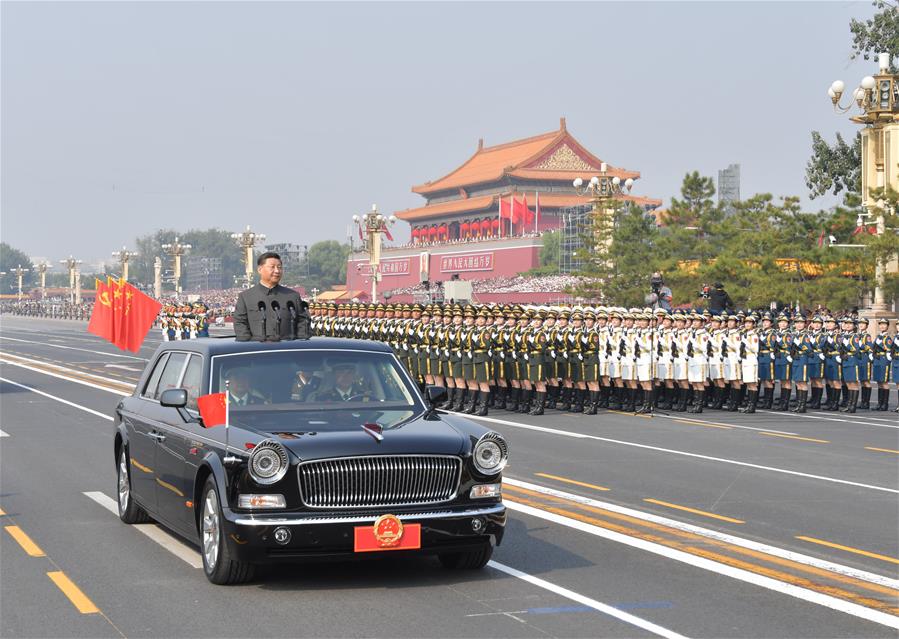 El presidente chino, Xi Jinping, también secretario general del Comité Central del Partido Comunista de China (PCCh) y presidente de la Comisión Militar Central, pasa revista a las fuerzas armadas durante las celebraciones por el 70º aniversario de la fundación de la República Popular China en Beijing, capital de China, el 1 de octubre de 2019. (Xinhua/Li Tao)