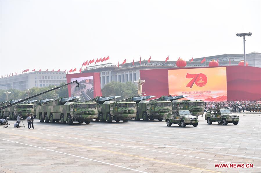 (Día Nacional) China muestra misiles convencionales Dongfeng-17 en desfile militar