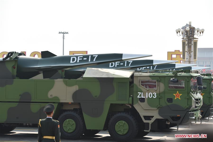 (Día Nacional) China muestra misiles convencionales Dongfeng-17 en desfile militar