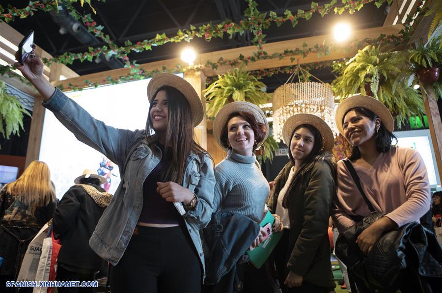 Imagen del 5 de octubre de 2019, de visitantes tomándose una "selfie" en la 24°Feria Internacional de Turismo de América Latina 2019 (FIT), en Buenos Aires, Argentina. Un pabellón orientado a promocionar a China como destino turístico está presente en la 24°FIT de América Latina 2019, considerada la mayor feria de turismo de la región y una de las cinco más importantes a nivel mundial. (Xinhua/Martín Zabala)