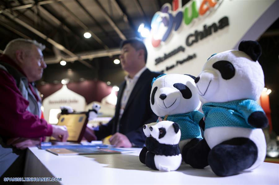 Imagen del 5 de octubre de 2019, de una persona buscando asesoramiento en el estand de la provincia de Sichuan, en el suroeste de China, en la 24°Feria Internacional de Turismo de América Latina 2019 (FIT), en Buenos Aires, Argentina. Un pabellón orientado a promocionar a China como destino turístico está presente en la 24°FIT de América Latina 2019, considerada la mayor feria de turismo de la región y una de las cinco más importantes a nivel mundial. (Xinhua/Martín Zabala)