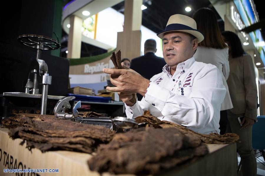 Imagen del 5 de octubre de 2019, de un tabaquero armando un cigarro en el estand de la República Dominicana, en la 24°Feria Internacional de Turismo de América Latina 2019 (FIT), en Buenos Aires, Argentina. Un pabellón orientado a promocionar a China como destino turístico está presente en la 24°FIT de América Latina 2019, considerada la mayor feria de turismo de la región y una de las cinco más importantes a nivel mundial. (Xinhua/Martín Zabala)