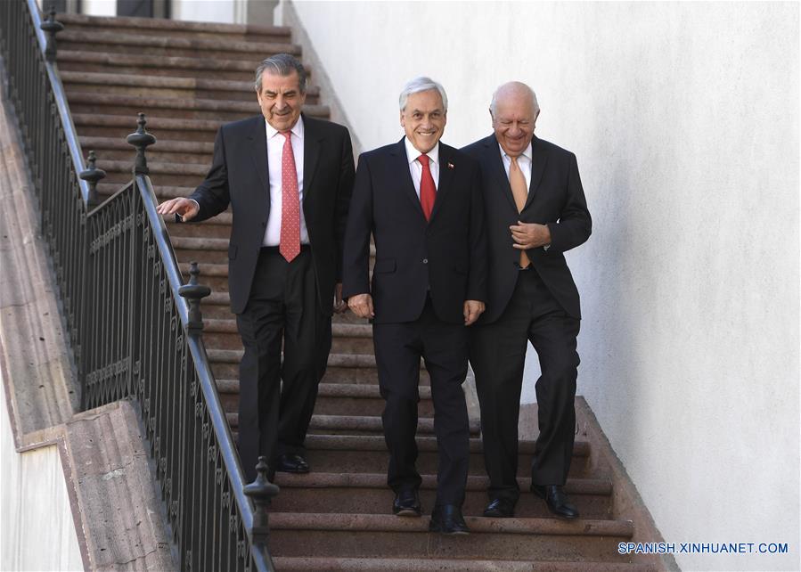 SANTIAGO, 8 octubre, 2019 (Xinhua) -- Imagen cedida por la Presidencia de Chile, del presidente chileno, Sebastián Piñera (c), y los ex presidentes chilenos, Eduardo Frei (i) y Ricardo Lagos (d), llegando a una conferencia de prensa, en el Palacio de la Moneda, en Santiago, capital de Chile, el 8 de octubre de 2019. Sebastián Piñera, se reunió el martes con los ex mandatarios Eduardo Frei y Ricardo Lagos, para abordar la crisis hídrica y la realización de las próximas cumbres APEC y COP25, entre otros asuntos. (Xinhua/Alex Ibañez/Presidencia de Chile)