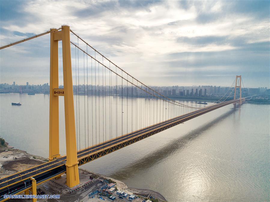 El puente Yangsigang río Yangtze abre al tráfico