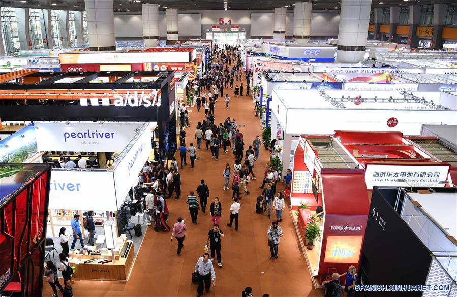 GUANGZHOU, 15 octubre, 2019 (Xinhua) -- Personas visitan la 126ª Feria de Importación y Exportación de China, también conocida como la Feria de Cantón, en Guangzhou, en la provincia de Guangdong, en el sur de China, el 15 de octubre de 2019. La feria, que atrae alrededor de 25.600 expositores de casa y del extranjero, fue inaugurada el martes en Guangzhou. (Xinhua/Deng Hua)