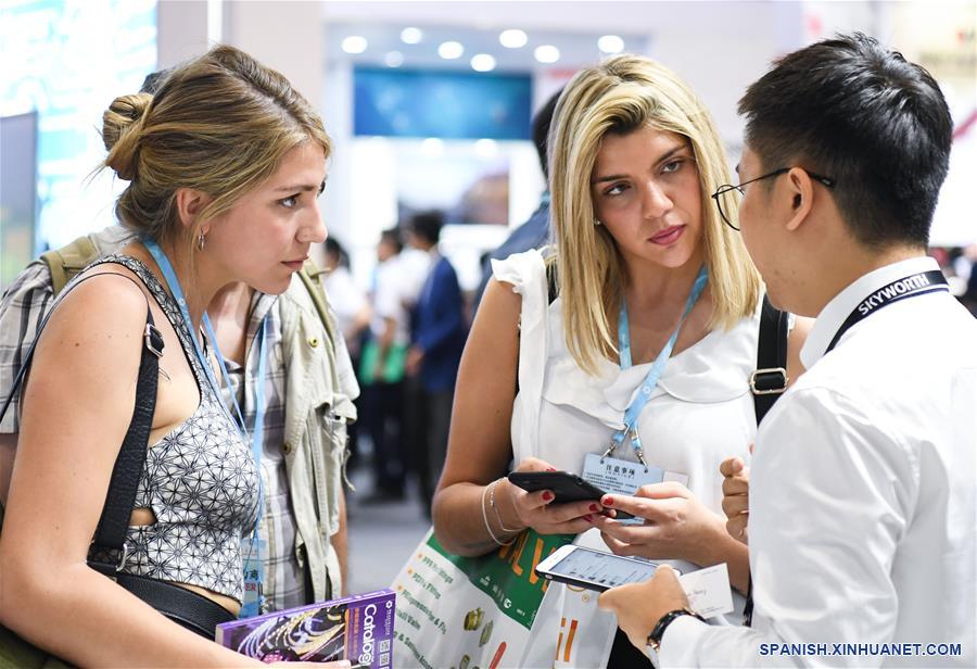 GUANGZHOU, 15 octubre, 2019 (Xinhua) -- Compradoras hablan con un expositor en la 126ª Feria de Importación y Exportación de China, también conocida como la Feria de Cantón, en Guangzhou, en la provincia de Guangdong, en el sur de China, el 15 de octubre de 2019. La feria, que atrae alrededor de 25.600 expositores de casa y del extranjero, fue inaugurada el martes en Guangzhou. (Xinhua/Deng Hua)