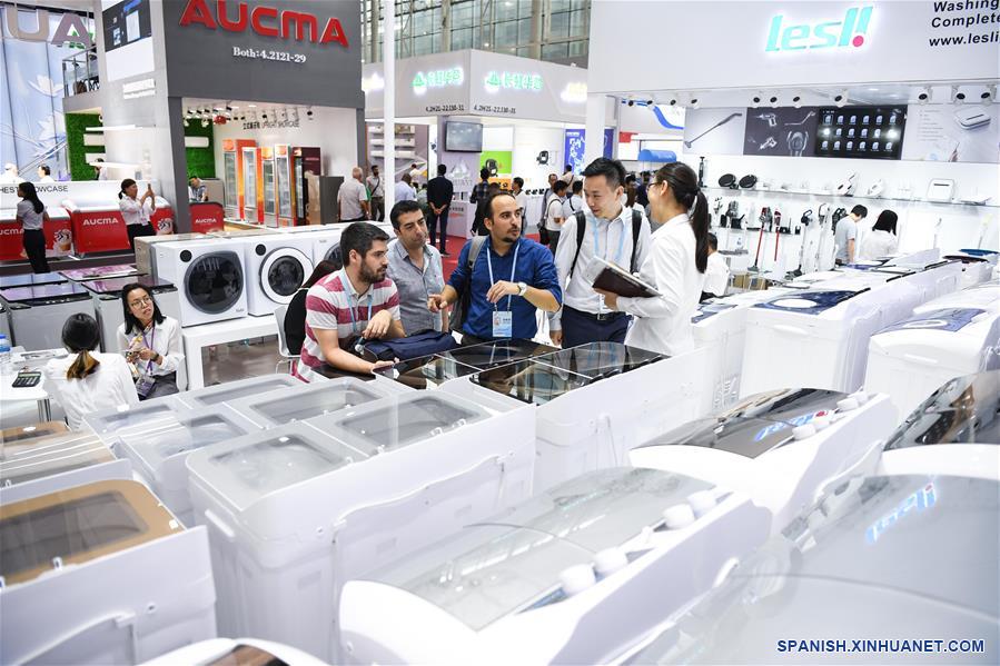 GUANGZHOU, 15 octubre, 2019 (Xinhua) -- Compradores conversan con expositores en un estand con electrodomésticos en la 126ª Feria de Importación y Exportación de China, también conocida como la Feria de Cantón, en Guangzhou, en la provincia de Guangdong, en el sur de China, el 15 de octubre de 2019. La feria, que atrae alrededor de 25.600 expositores de casa y del extranjero, fue inaugurada el martes en Guangzhou. (Xinhua/Deng Hua)