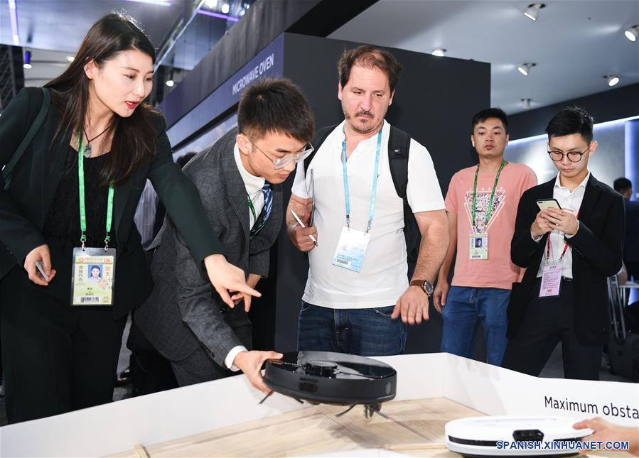 GUANGZHOU, 15 octubre, 2019 (Xinhua) -- Un comprador (c) observa los robots de barrido automático en la 126ª Feria de Importación y Exportación de China, también conocida como la Feria de Cantón, en Guangzhou, en la provincia de Guangdong, en el sur de China, el 15 de octubre de 2019. La feria, que atrae alrededor de 25.600 expositores de casa y del extranjero, fue inaugurada el martes en Guangzhou. (Xinhua/Deng Hua)