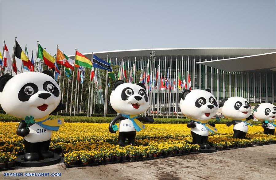 Una línea de mascotas Jinbao de la Exposición Internacional de Importaciones de China (CIIE, por sus siglas en inglés) es colocada en el Centro Nacional de Exposiciones y Convenciones de Shanghai, sede de la segunda CIIE, en Shanghai, en el este de China, el 30 de octubre de 2019. (Xinhua/Fang Zhe)