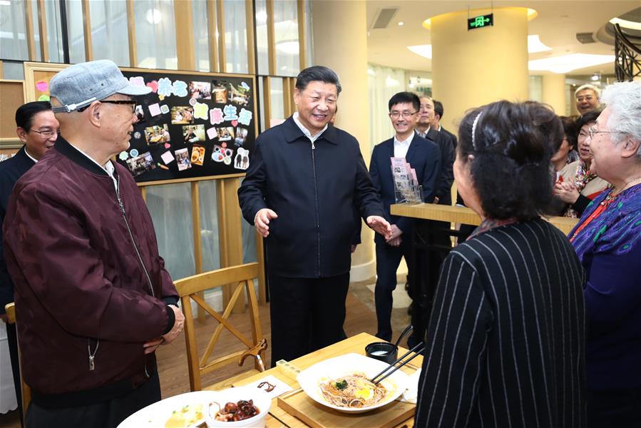 El presidente chino, Xi Jinping, también secretario general del Comité Central del Partido Comunista de China y presidente de la Comisión Militar Central, visita el centro cívico Gubei en el Distrito Changning de Shanghai, en el este de China, el 2 de noviembre de 2019. Xi hizo una gira de inspección el sábado en Shanghai, centro económico de China. (Xinhua/Ju Peng)