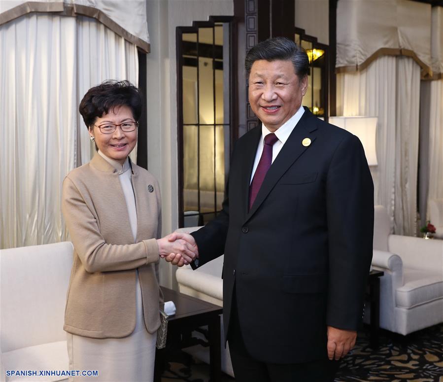 El presidente chino, Xi Jinping, se reúne con la jefa ejecutiva de la Región Administrativa Especial de Hong Kong, Carrie Lam, quien se encuentra en Shanghai para la segunda Exposición Internacional de Importaciones de China (CIIE), en Shanghai, en el este de China, el 4 de noviembre de 2019. (Xinhua/Ju Peng)
