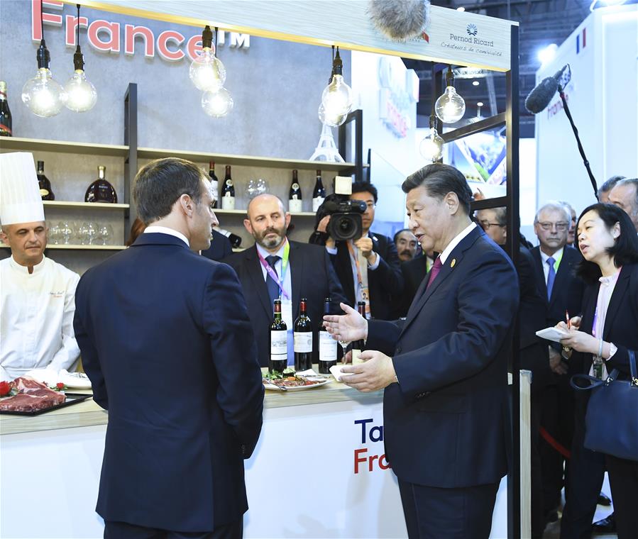 Acompañado por el presidente francés, Emmanuel Macron, el presidente chino, Xi Jinping, visita el área de exhibición de Francia en la segunda Exposición Internacional de Importaciones de China (CIIE) en Shanghai, en el este de China, el 5 de noviembre de 2019. El presidente chino, Xi Jinping, y los líderes extranjeros que asisten a la segunda CIIE recorren las exhibiciones después de la ceremonia de apertura el martes en Shanghai. (Xinhua/Xie Huanchi)