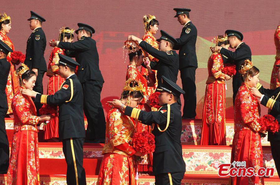 La Fuerza de Cohetes del Ejército Popular de Liberación celebra una gran boda grupal