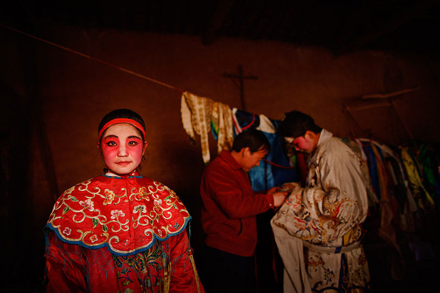 Los actores se preparan para una actuación de Shehuo. [Foto: Wu Xiaopeng/cpanet.org.cn]