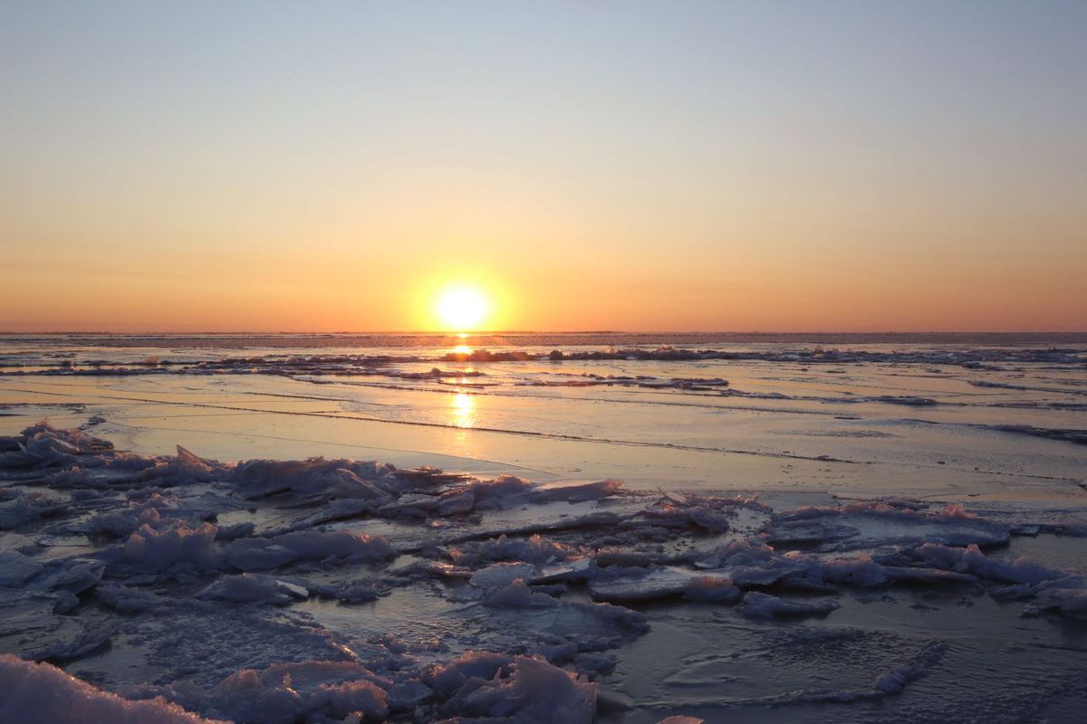 A medida que las temperaturas en Songyuan, provincia de Jilin, noreste de China, rozan los -10 ° C, el lago Chagan comienza a congelarse. [Foto por Xu Yang / para chinadaily.com.cn]